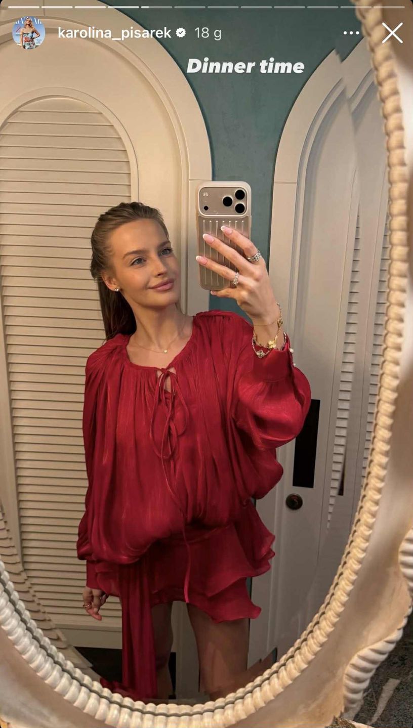 Karolina Pisarek pozuje w mini z falbanami 