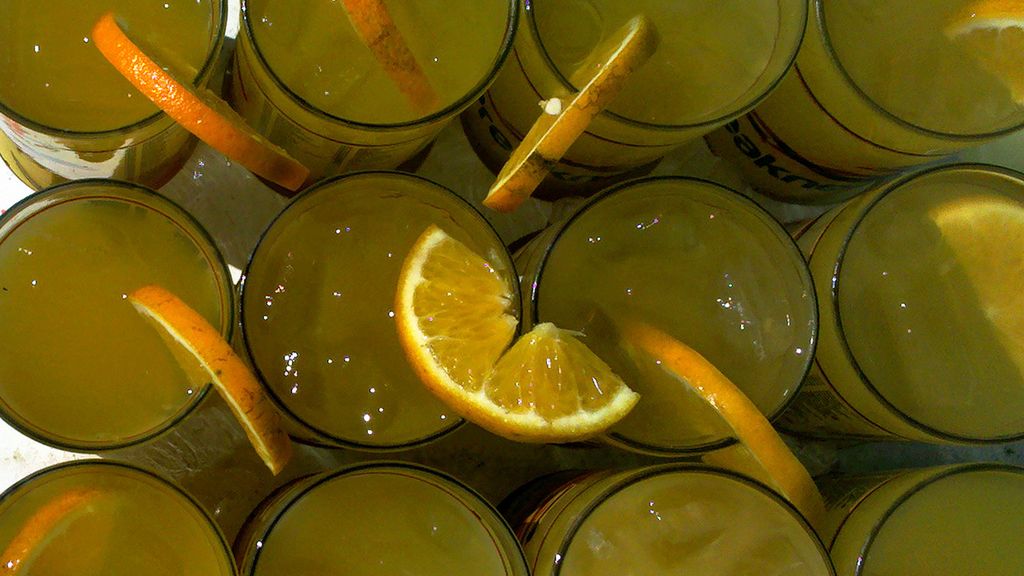 Whiskey sour w proszku przygotowany z wodą i whiskey