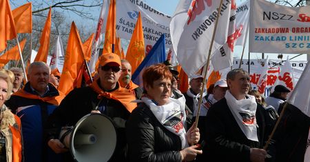 Protest kolejarzy. 900 osób pikietowało przed siedzibą PKP w Warszawie