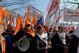 Protest kolejarzy. 900 osób pikietowało przed siedzibą PKP w Warszawie