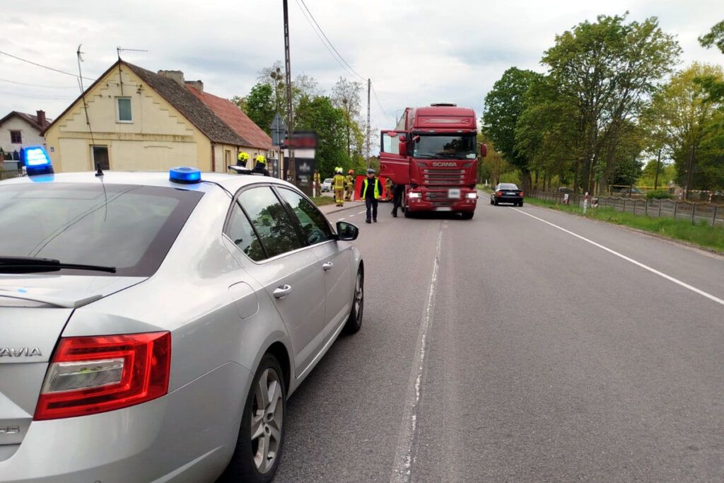 Pieszy zginął pod kołami ciężarówki. "Kierowca włączał się do ruchu i potrącił przechodzącego przed pojazdem mężczyznę"