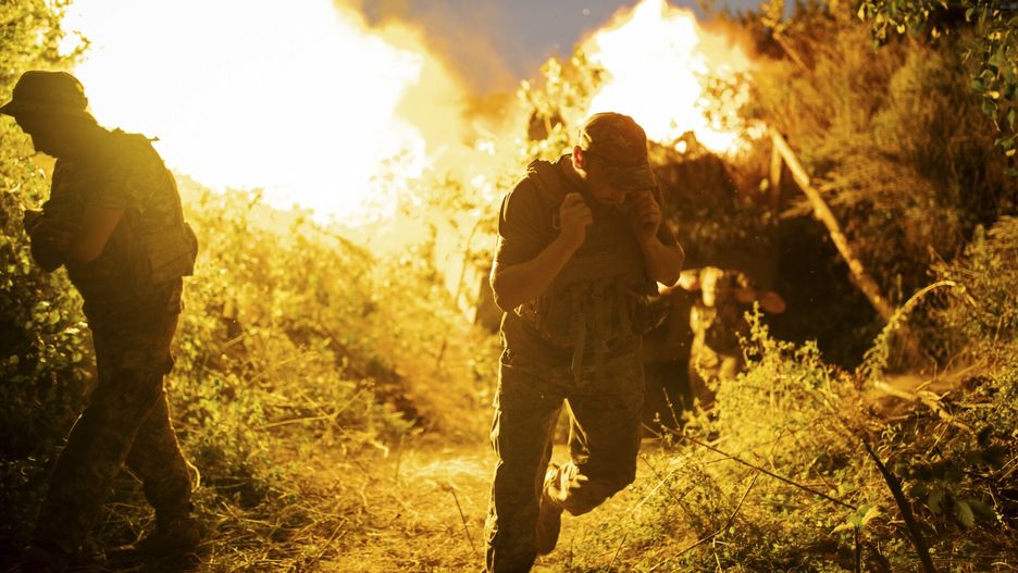 Wojna w Ukrainie rok 2023
Soldiers of the 22nd Mechanized Brigade fire a 2S1 Gvozdika 122mm self-propelled howitzer towards Russian positions in Bakhmut, Ukraine, Aug. 28, 2023. (Tyler Hicks/The New York Times)
TYLER HICKS