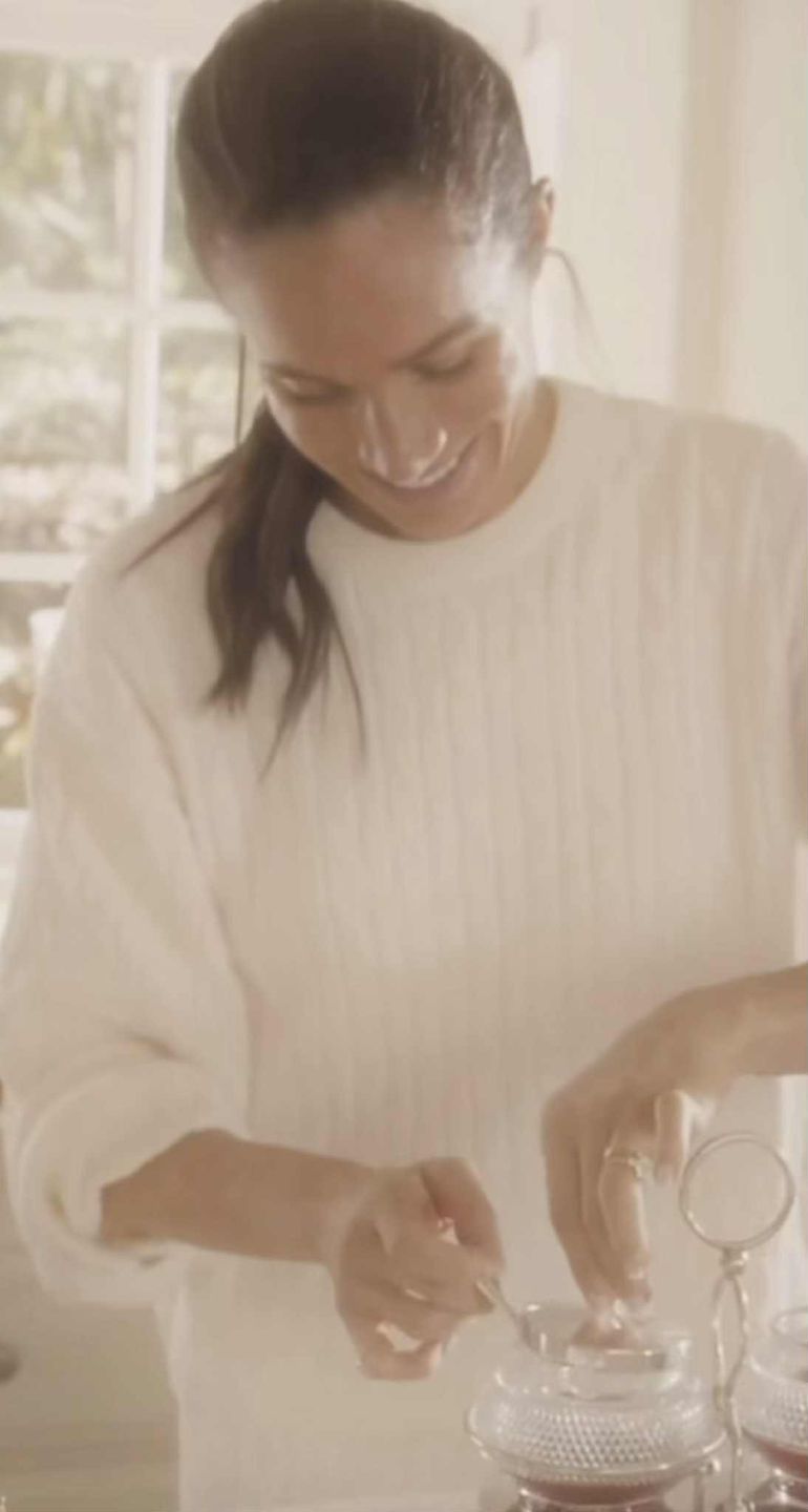 Meghan Markle prezentuje świąteczną kolekcję. Ceny powalają