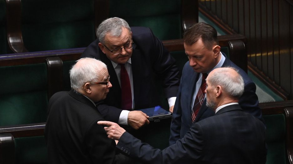 Jaros�aw Kaczy�ski, Mariusz B�aszczak, Andrzej Adamczyk, Antoni Macierewicz
Warszawa, 06.03.2025. Politycy PiS, od lewej: prezes Jaros�aw Kaczy�ski, pose� Andrzej Adamczyk, szef KP PiS Mariusz B�aszczak i pose� Antoni Macierewicz na sali obrad Sejmu w Warszawie, 6 bm. Sejm uchyli� immunitet prezesowi PiS Jaros�awowi Kaczy�skiemu i pos�owi Mariuszowi B�aszczakowi. (mr) PAP/Piotr Nowak
Piotr Nowak
10, 10 10. X kadencja kadencji, 10., Dziesi�ta, kadencji, obrad, Obrady, plenarna, polityk polityka, Polityka, posiedzenie, Posiedzenie Sejmu, pos�owie, Sala plenarna posiedze� obrad, sala posiedze�, sejm, Sejm RP, sejmu, X kadencja
