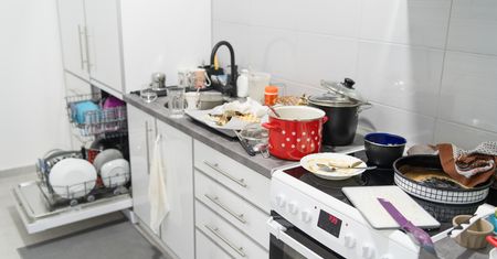 W tych miejscach w kuchni jest najwięcej zarazków. Często o nich zapominamy