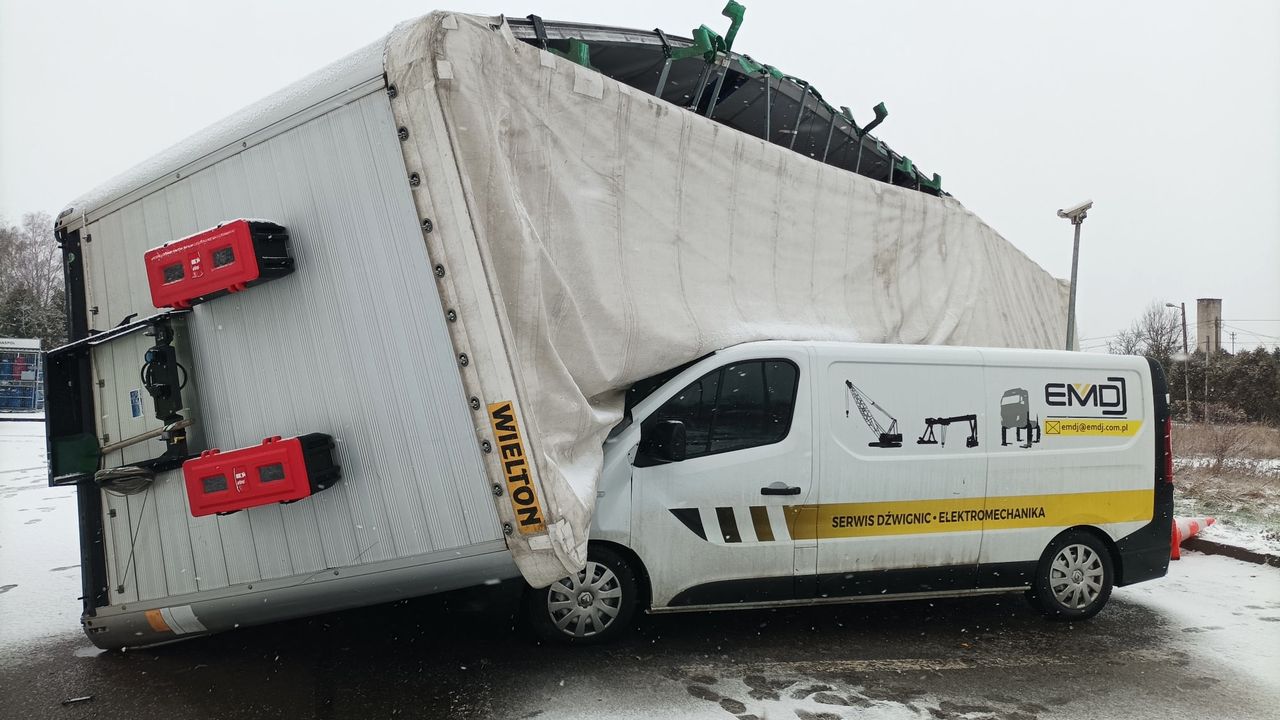 Ucierpiało też auto zaparkowane nieopodal ul. Puławskiej