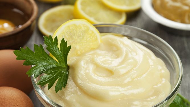 Sos majonezowy z olejem sojowym i z krokosza barwieńskiego, z dodatkiem soli