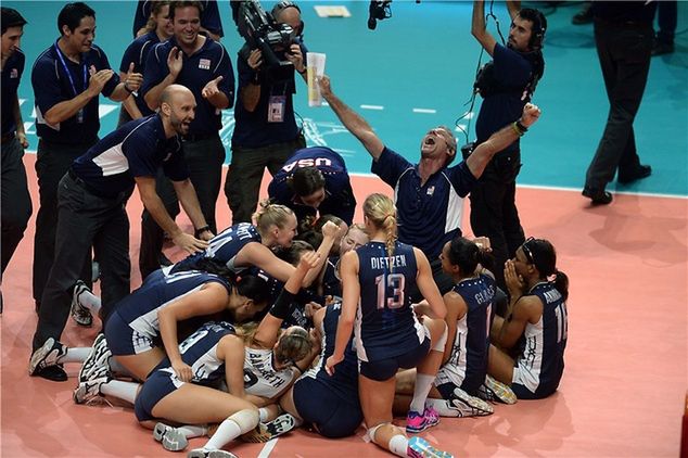 Tak zespół USA cieszył się po zdobyciu ostatniego punktu na wagę mistrzowskiego tytułu / foto: FIVB