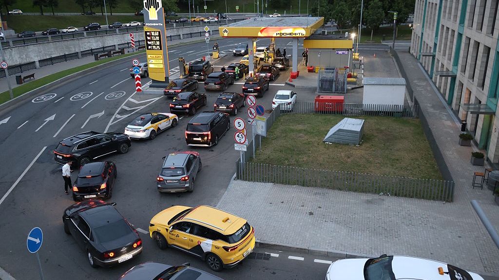 Rosja walczy z kryzysem paliwowym. Na stacjach dochodzi do bójek