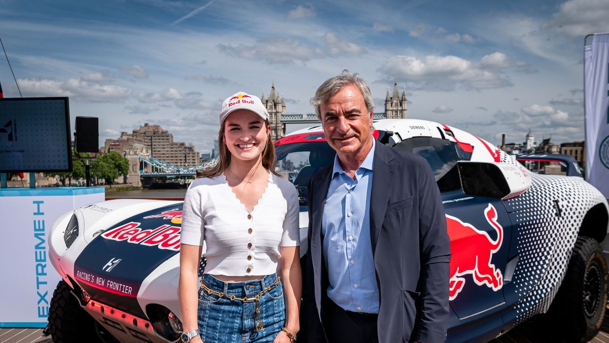 Materiały prasowe / Red Bull / Na zdjęciu: Catie Munnings i Carlos Sainz (z prawej)