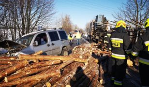 Groźny wypadek w Świdwinie. Przed maską zobaczył bale drzewa