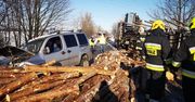 Groźny wypadek w Świdwinie. Przed maską zobaczył bale drzewa