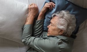 Dlaczego seniorzy gorzej śpią? To najczęstsze przyczyny