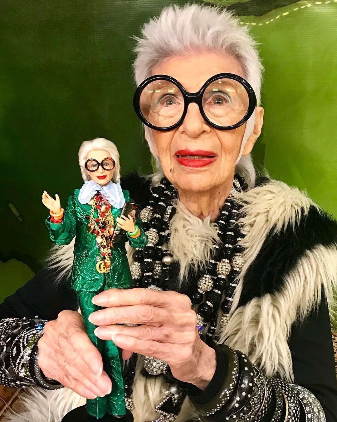 Iris Apfel nosi przeskalowane okulary  