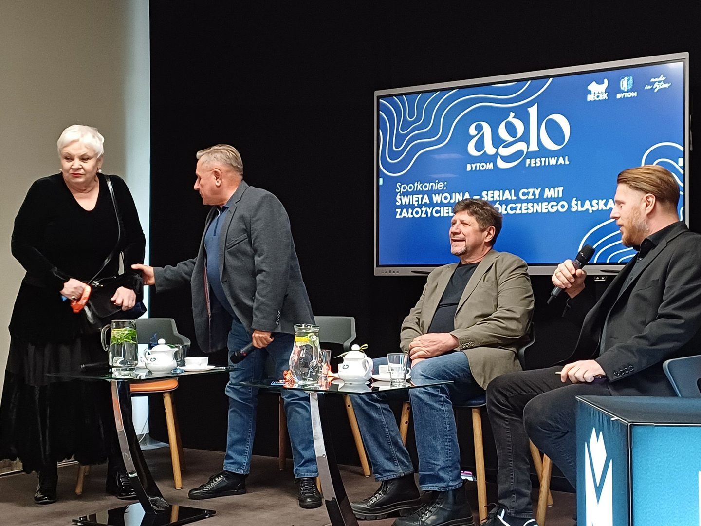 Joanna Bartel, Krzysztof Hanke i Robert Talarczyk, podczas Aglo Festiwalu w Bytomiu, rozmawiali z redaktorem Marcinem Zasadą o tym, czy „Święta wojna” to „tylko” serial, czy jednak obraz kreujący mit założycielski współczesnego Śląska.