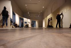 Fotostory: Instalacja prac w Galerii Bezdomnej