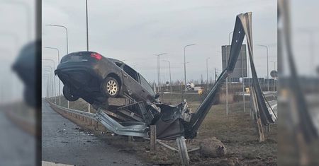Groźny wypadek na S-19. Audi zawieszone na barierkach