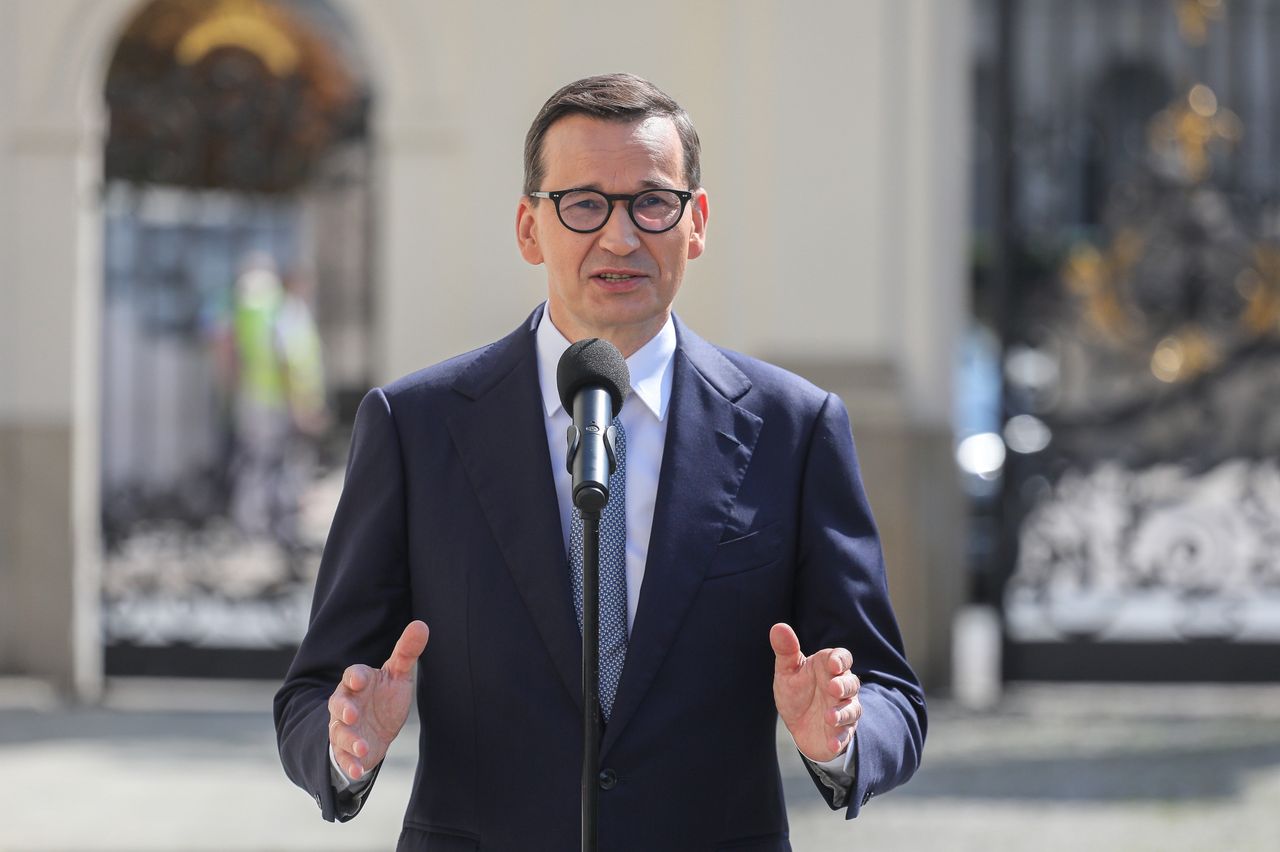 "Położyli się jak piesek". Morawiecki uderza w PO