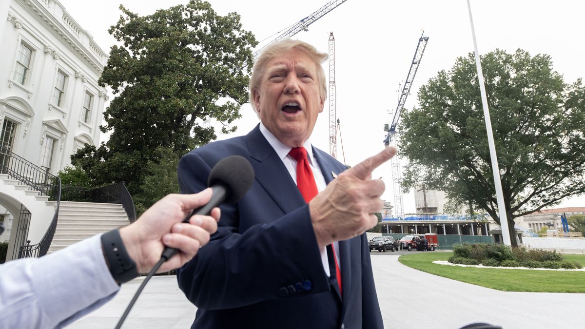 US President Trump departs White House for Tennessee campaign rally
epa13294916 US President Donald Trump speaks to reporters before departing from the South Lawn of the White House in Washington, DC, USA, 10 October 2026. Trump is traveling to Clarksville, Tennessee, to attend a campaign rally in support of Republican candidates running in the November elections.  EPA/RON SACHS / POOL 
Dostawca: PAP/EPA.
RON SACHS / POOL
PRESIDENT, WHITEHOUSE, REPUBLICANS, ELECTIONS, RALLY, POLITICS