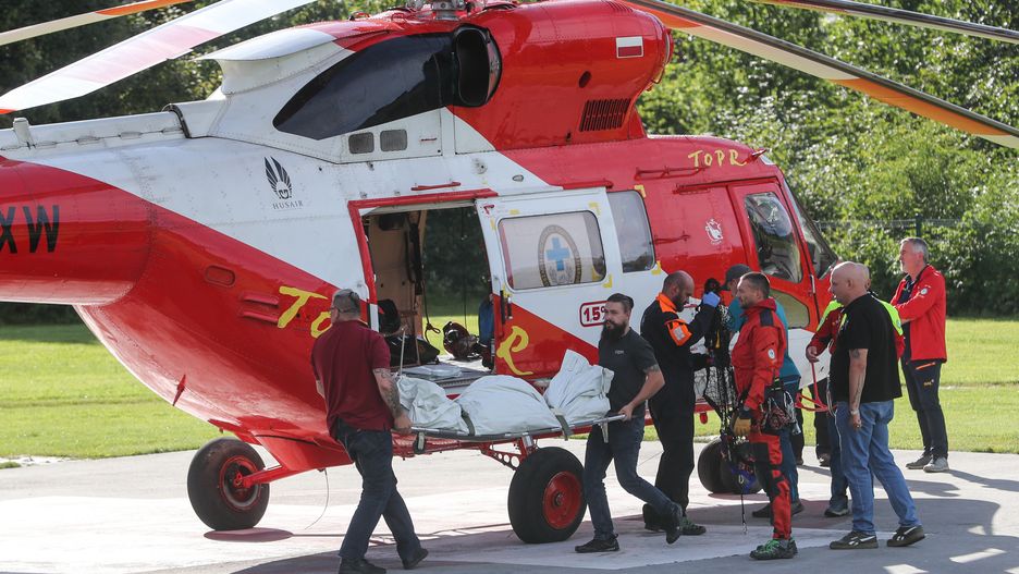 Zakopane, 02.08.2023. Śmigłowiec TOPR na lądowisku w Zakopanem, 2 bm. Ratownicy przetransportowali ciało turysty. Do śmiertelnego wypadku doszło w rejonie Rysów w Tatrach. Turysta odpadł z łańcuchów w okolicach Grzędy i spadł kilkanaście metrów ponosząc śmierć na miejscu. (mr) PAP/Grzegorz Momot ***Zdjęcie do depeszy PAP pt. Tatry: Śmiertelny wypadek w rejonie Rysów***