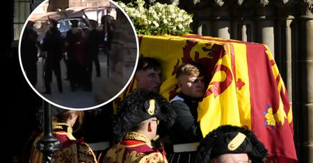 Niebezpieczna sytuacja obok królewskiej trumny. Szybko zareagowali strażnicy