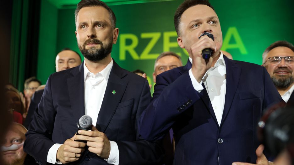 Warszawa, 15.10.2023. Wybory parlamentarne 2023. Liderzy Trzeciej Drogi Szymon Hołownia (P) i Władysław Kosiniak-Kamysz (L) w sztabie wyborczym Trzeciej Drogi w Warszawie, 15 bm. Zakończyły się wybory parlamentarne. Zakończyły się wybory parlamentarne. PiS wygrało niedzielne wybory do Sejmu z wynikiem 36,8 proc. (aldg) PAP/Rafał Guz