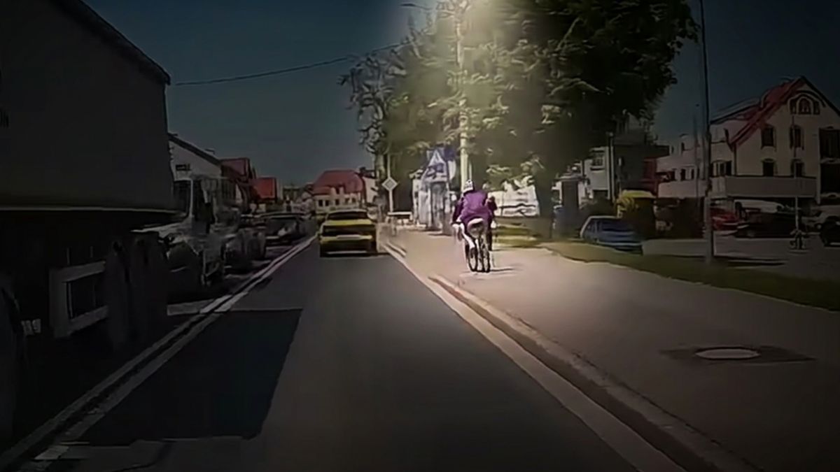 Rowerzysta nagrany.