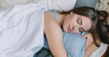 Melatonina nie pomaga na każdy problem ze snem. Eksperci wyjaśniają, kiedy działa