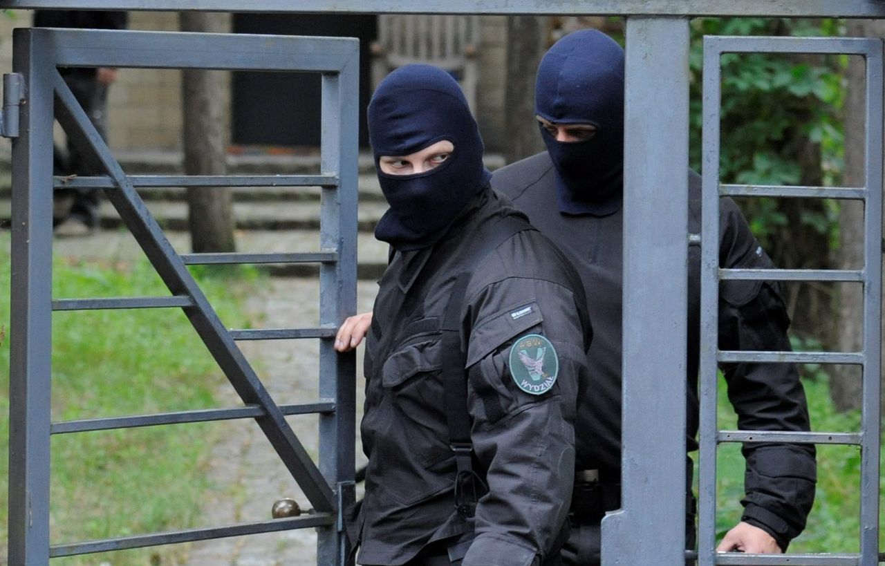 ABW w domu policjanta? W tle afera z rządowymi mailami