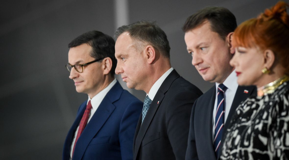 Mateusz Morawiecki, Andrzej Duda, Mariusz Błaszczak i ambasador USA Georgette Mosbacher podczas podpisanie umowy na zakup samolotów F-35. Styczeń 2020 roku