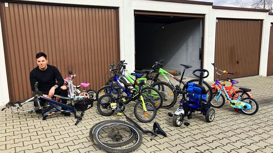 Radny naprawia rowery i przekazuje je potrzebującym