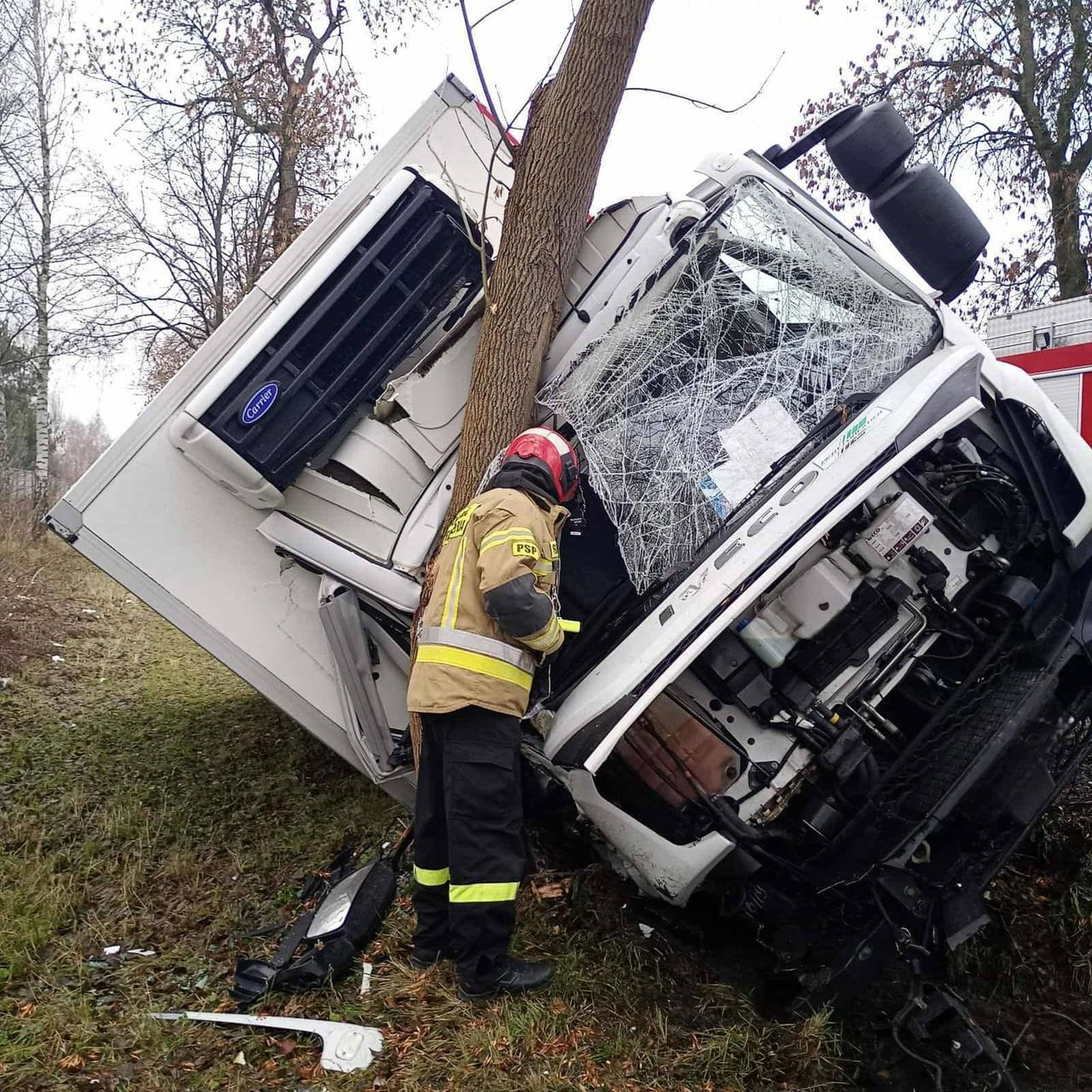 Kierujący ciężarówki uderzył w drzewo. Wypadek w Łącku!