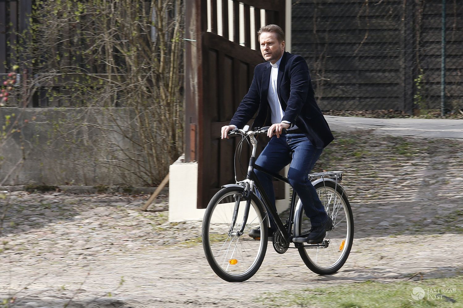 Choć oglądalność "Ojca Mateusza" spada, to liczby i tak robią wrażenie. Serial o księdzu detektywie ogląda ponad 4,5 miliona widzów! To co prawda 300 tysięcy osób mniej niż rok temu, ale to i tak oglądalność godna owacji na stojąco. 

"Ojciec Mateusz" emisja w czwartki o godzinie 20.30 w TVP1