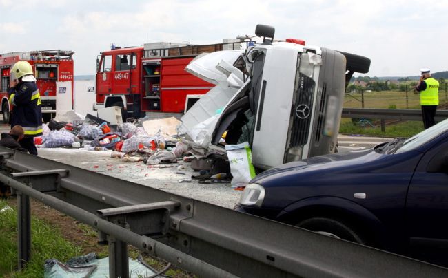 Siedem osób zginęło w zderzeniu busów, zablokowana A4