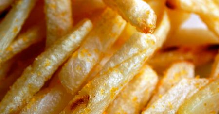 Przygotowane w piekarniku mrożone frytki z dodatkiem soli