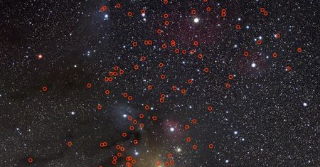 Odkryto do 170 nowych samotnych planet. Czerwone kółka na zdjęciu to właśnie one