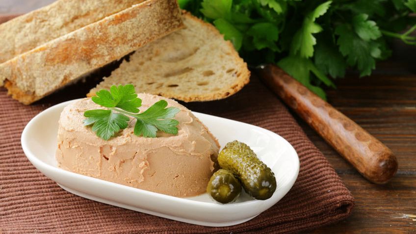 Smarowidło kanapkowe z dodatkiem posiekanych pikli i olejem