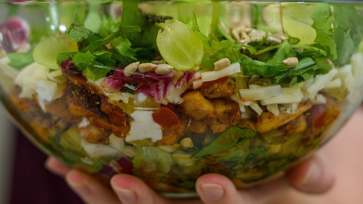 Taka sałatka sprawdzi się na każdej imprezie.  