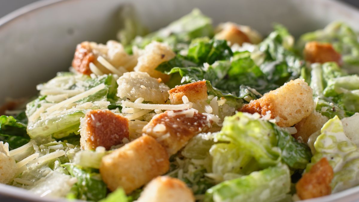 Niektóre dodatki do sałatki sprawiają, że ta potrawa przestaje być zdrowa