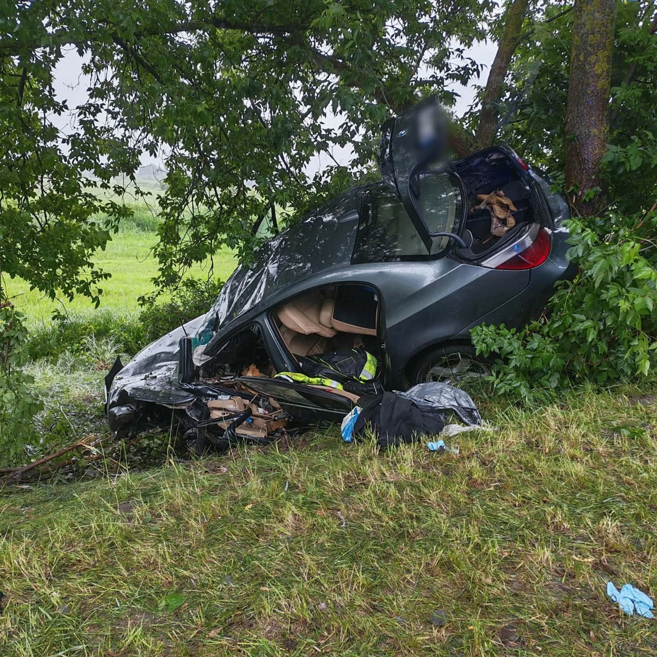 BMW uderzyło w drzewo. 24-latek w stanie zagrażającym życiu trafił do szpitala