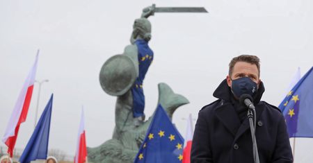 Trzaskowski: "Mam nadzieję, że ten rząd nie popełni samobójstwa i zgodzi się na unijny budżet"