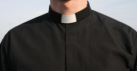 Ksiądz wskazał z ambony, na kogo głosować. W tle pieniądze dla parafii