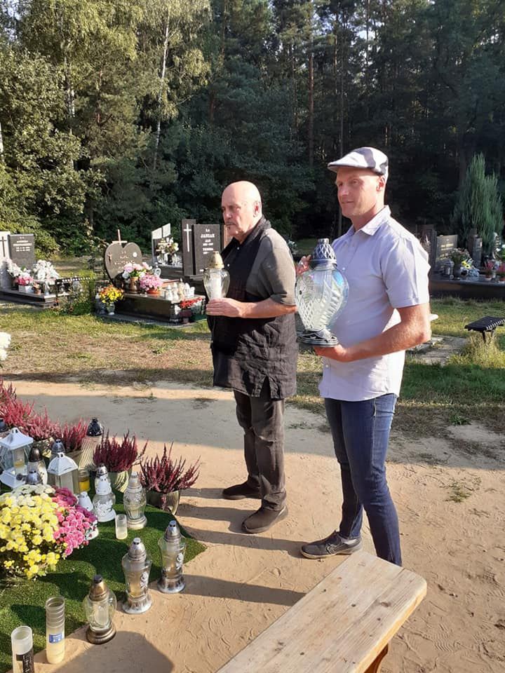 Krzysztof Krawczyk junior i Marian Lichtman odwiedzają grób Krzysztofa Krawczyka