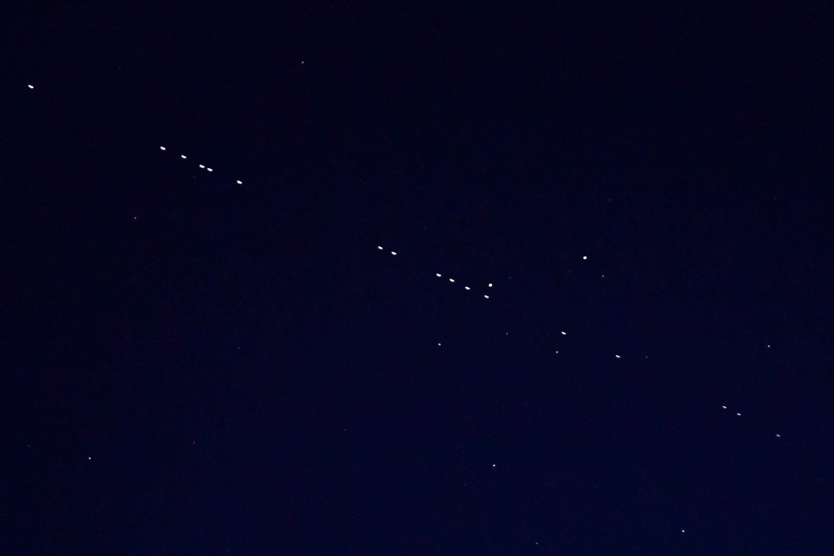 Kosmiczny pociąg Elona Muska. Sprawdź, kiedy satelity Starlink będą nad Polską