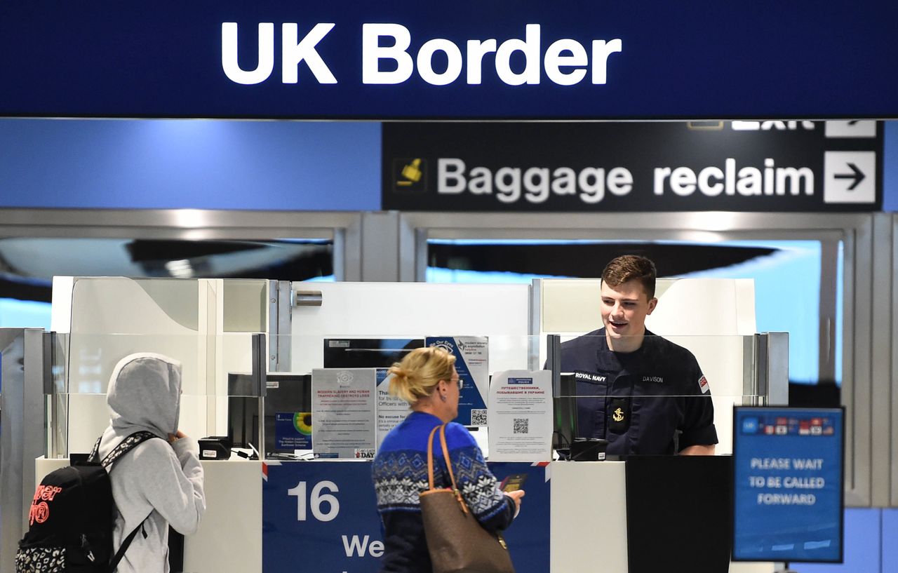 The strike involves border guard officers who handle passport controls at terminals 2, 3, 4, and 5, and who belong to the PCS union, which represents employees of state institutions.