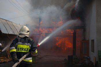 Pożar mieszkania przy ul. Piłsudskiego we Wrocławiu. 50 osób ewakuowanych. Na miejscu 9 zastępów straży pożarnej