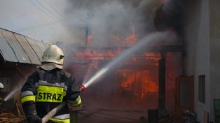 Pożar mieszkania przy ul. Piłsudskiego we Wrocławiu. 50 osób ewakuowanych. Na miejscu 9 zastępów straży pożarnej