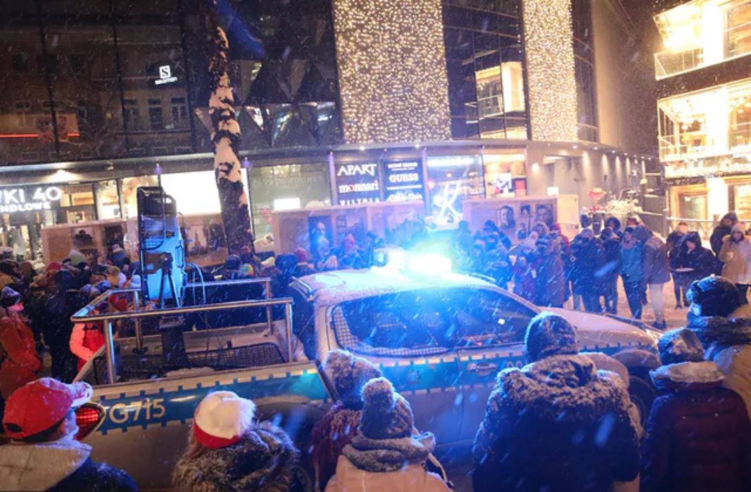 Zakopane i najazd turystów. Policja przez wiele godzin musiała upominać turystów gromadzących się na Krupówkach. Fot: TOMASZ DNO, Polska Press