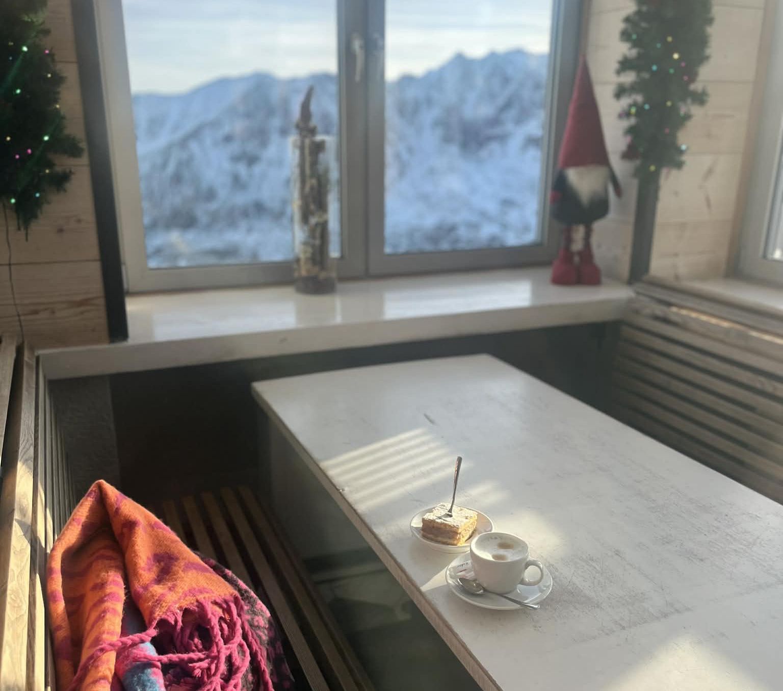 Szarlotka z widokiem w restauracji na Kasprowym Wierchu