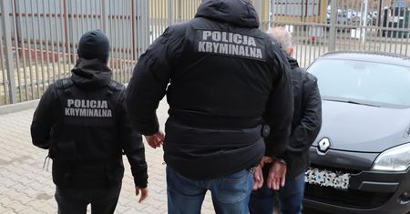 Miał rozwozić dokumenty rozwodowe, został kurierem oszustów.